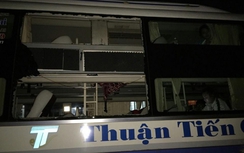 Xe khách lại bị ném đá, 5 người bị thương