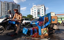 CSGT Hà Nội giải cứu xe máy kẹt giữa đường ray tàu hỏa