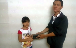 Bé gái nhặt được ví tiền, tìm người trả lại