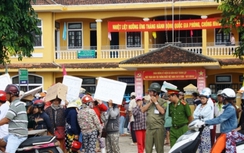 Hàng trăm tiểu thương vây trụ sở phường phản đối di dời