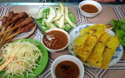Bánh xèo bà Dưỡng nóng hổi, giòn tan