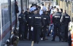 Tranh cãi dự luật tịch thu tiền, nữ trang của người nhập cư