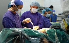 Lần đầu tiên thay đĩa đệm cột sống thắt lưng thành công