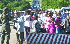 Nga ráo riết đòi nợ Ukraine, Mỹ - EU vội vàng trừng phạt