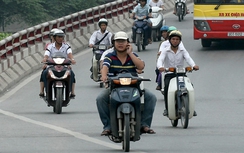 Chưa có chế tài xử phạt người điều khiển xe một tay