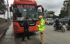 CSGT hóa trang ghi hình xử lý xe khách vi phạm