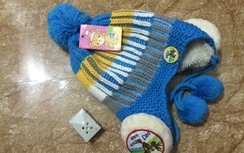 Mũ len Trung Quốc gắn thiết bị lạ bày bán công khai