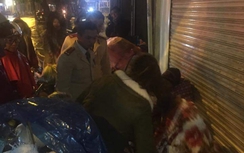 CSGT Hà Nội tặng chăn ấm cho người lang thang cơ nhỡ