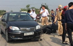 Xe máy đấu đầu ô tô, một người nhập viện