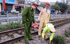 Con dâu mang bầu chở mẹ chồng bị tàu tông tử vong