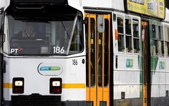 Tàu điện Australia có bảng thông báo tiếng Việt