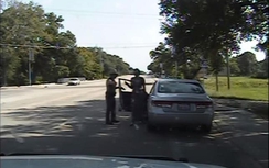 Cảnh sát giao thông bị phạt tù vì... dừng xe trái quy định