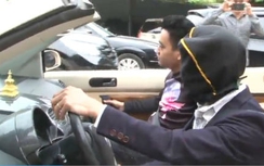 Bịt mắt lái ô tô, có bị phạt?