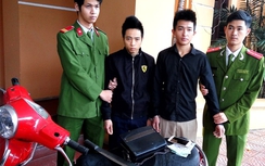 Khởi tố 2 thanh niên cướp xe máy giữa đường