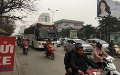 Nhà xe Ngân Hà dùng xe trung chuyển gom khách chạy dù