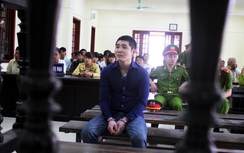 Kẻ thiêu chết vợ con òa khóc tại tòa