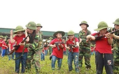 Thực hư việc dạy học sinh tiểu học kỹ năng cầm súng