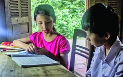 Nghẹn lòng hai trẻ mồ côi tự lập, học giỏi