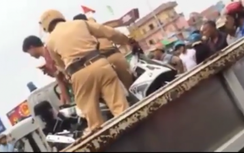 CSGT khênh cả người lẫn xe, sai hay đúng?