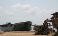 Đứt cáp khi hạ thủy sà lan, 2 công nhân thiệt mạng