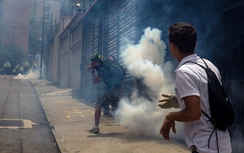 Thiên đường dầu mỏ Venezuela "chết" theo giá dầu