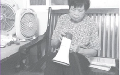 Cụ bà U80 vẫn khiến “đầu trộm đuôi cướp” khiếp sợ