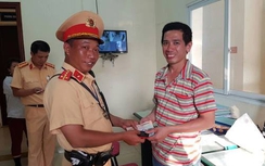 CSGT trả lại tài sản cho người đánh rơi