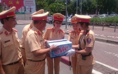 Động viên chiến sĩ CSGT làm nhiệm vụ ngày nắng nóng