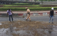 CSGT căng mình dưới nắng dọn dầu loang