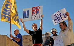 Hậu Brexit: EU muốn nhanh, Anh muốn câu giờ