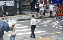 Lắp biển cảnh báo người đi bộ sử dụng điện thoại