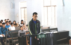 Thầy giáo dạy nhạc hiếp dâm, cướp iPhone được giảm án