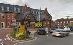 Bé trai sơ sinh bị bỏ rơi trong toilet bệnh viện