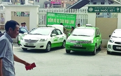 Bất chấp lệnh cấm, taxi tại bệnh viện vẫn độc quyền