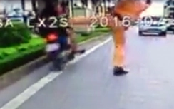 Vụ "CSGT giơ chân”: Người lái xe máy bị phạt những lỗi nào?