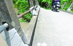 Phá lan can 7 cầu vì nghe tin đồn xây cầu mới?!