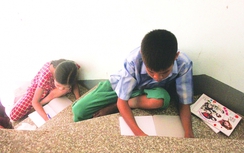 Xót cảnh hai trẻ mồ côi chăm ông nội liệt nửa người