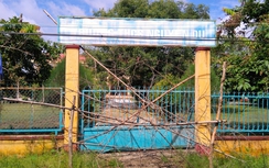 Bạc Liêu: Một hộ dân rào cổng, 450 học sinh mất chỗ học