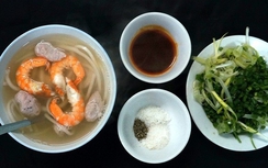 Đợi ăn bánh canh bà Đợi lừng danh xứ Huế