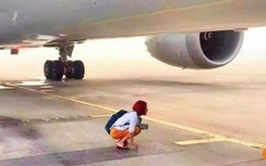 “Ăn vạ” giữa đường băng vì muộn giờ