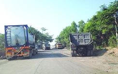Xe quá tải cày nát đê Tả Đuống