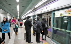 Tử vong vì kẹt giữa cửa chắn lên tàu và tàu điện ngầm
