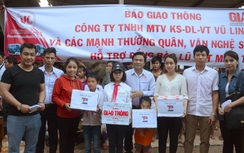 Hàng cứu trợ của bạn đọc Báo Giao thông đến vùng rốn lũ