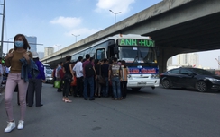 Nhà xe ngang nhiên dừng đỗ giữa điểm nóng giao thông bắt khách