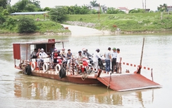 Người đi đò bỏ mặc áo phao ở Thái Bình