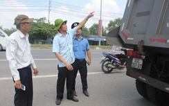 Bí mật tuần tra bắt xe quá tải trên QL51