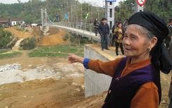 Người dân hân hoan đón cầu treo mới