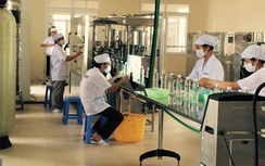 Sân bay Nội Bài: Hết cảnh nước tinh khiết giá "trên trời"?