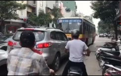 Đình chỉ lái xe buýt đi ngược chiều bị ép lùi