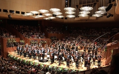 Dàn nhạc giao hưởng London biểu diễn Quốc ca VN tại Bờ Hồ